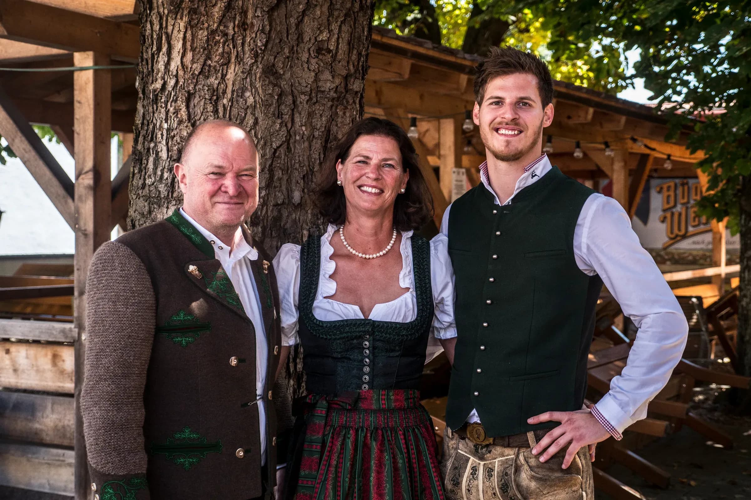 Die Wirtsfamilie des Brauereigasthofs Erl-Bräu in Tracht vor dem Biergarten